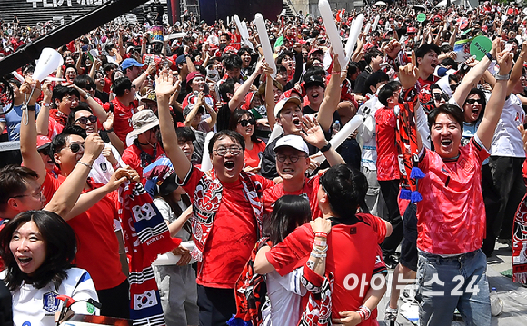 2026 북중미 월드컵 조별리그 대한민국과 체코의 첫 경기가 열리는 12일 서울 종로구 광화문광장에서 첫 승리를 기원하는 거리응원이 펼치고 있다. 황인범의 동점골에 기뻐하는 시민들. [사진=곽영래 기자]