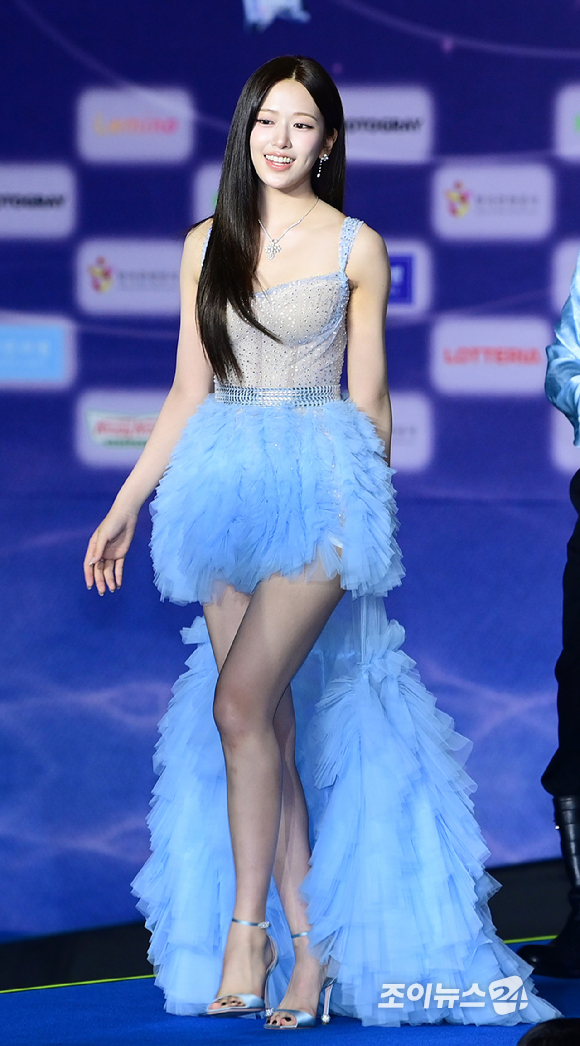 그룹 아이브(IVE) 안유진이 26일 오후 경기도 고양 일산서구 대화동 킨텍스에서 열린 2025 SBS 가요대전 Summer(써머) 블루카펫 행사에 참석하고 있다. [사진=정소희 기자]