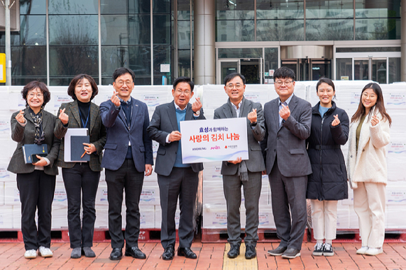 (오른쪽 네번째부터)최형식 효성 커뮤니케이션실 상무, 박강수 마포구청장이 6일 마포구청에서 열린 마포구 관내 취약계층을 위한 '사랑의 김장 김치'와 '2024 희망온돌 따뜻한 겨울나기' 사업 성금 전달식에서 기념촬영하고 있다. [사진=효성]