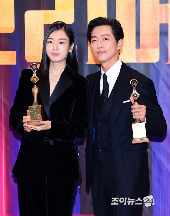 배우 안은진과 남궁민이 22일 오후 서울 마포구 MBC 사옥에서 열린 '2023 그리메상' 시상식에서 남녀 최우수 연기자상 수상자로 참석하고 있다. [사진=정소희 기자]