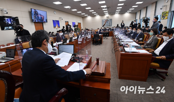 17일 오전 서울 여의도 국회 과학기술정보방송통신위원회에서 열린 한국방송공사(KBS), 한국교육방송공사(EBS) 등에 대한 국정감사에서 정청래 위원장이 증인·참고인 출석 변경의 건을 의결하고 있다. [사진=김성진 기자]