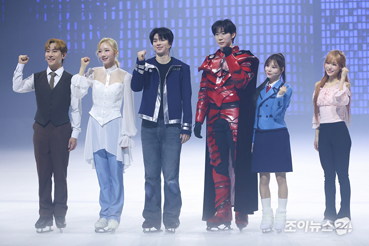 배우 신석수, 피겨스케이팅 선수 김예림, 차준환, 이시형, 배우 권채원, 피겨스케이팅 선수 에이미가 7일 오후 서울 양천구 목동종합운동장실내아이스링크에서 진행된 아이스쇼 '나 혼자만 레벨업 on ICE' 프레스콜에서 포즈를 취하고 있다. [사진=문수지 기자]