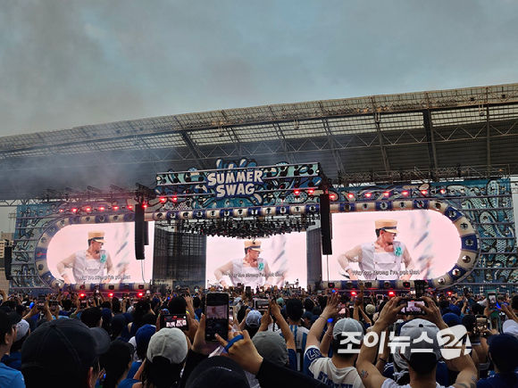 28일 인천 아시아드 주경기장에서 열린 '싸이흠뻑쇼 2025' 콘서트에서 로제가 열창하고 있다. [사진=이미영 기자]
