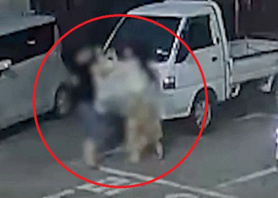 지난 12일 오전 6시쯤 가방 분실 문제로 차를 타고 경남 사천지구대 주차장까지 찾아와 지인과 다툼을 벌인 여성이 음주 상태인 것으로 드러났다. [사진=경찰청 유튜브]