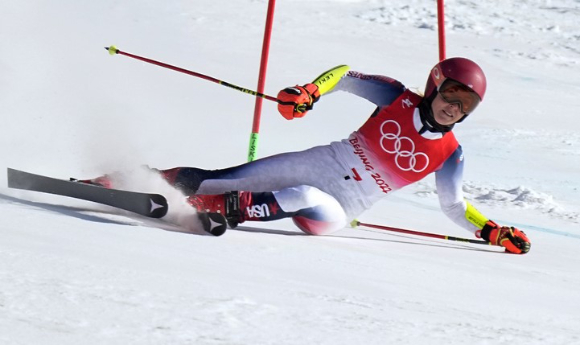 여자 알파인 스키의 간판 스타이자 아이콘으로 꼽히고 있는 미케일라 시프린(미국)은 7일 열린 2022 베이징동계올림픽 스키 알파인 여자 대회전 1차 시기 레이스 도중 기문을 놓치고 옆으로 쓰러지고 있다. [사진=뉴시스]