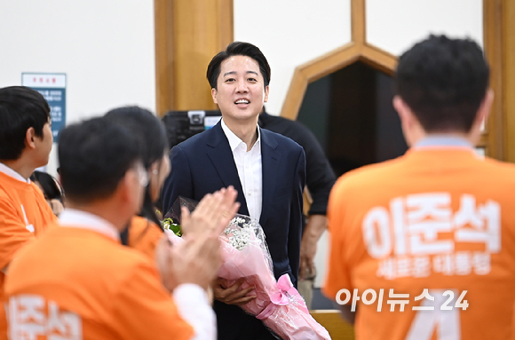 이준석 개혁신당 대선후보가 3일 서울 여의도 국회 의원회관에 마련된 제21대 대통령선거 개표상황실을 방문해 입장을 밝히고 있다. [사진=곽영래 기자]