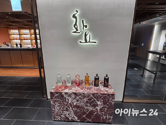 조희경 화요 대표가 지난 1일 경기도 여주시 화요 제2공장에서 열린 '화요 창립 22주년 기자간담회'에서 그룹 비전을 설명하고 있다. [사진=화요그룹]