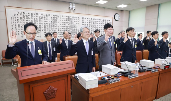 김대웅 서울고등법원장 등 각급 법원장이 16일 국회 법제사법위원회에서 열린 서울고등법원, 서울중앙지방법원 등에 대한 국정감사에서 선서하고 있다. 2026.10.16 [사진=연합뉴스]