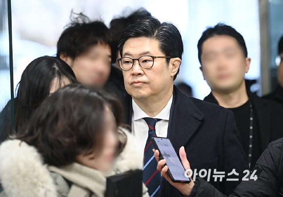 '홈플러스 단기채권 사태'의 정점으로 지목된 김병주 MBK파트너스 회장이 구속 전 피의자 심문(영장실질심사)을 위해 13일 서울 서초구 서울중앙지방법원에 들어서고 있다. [사진=곽영래 기자]