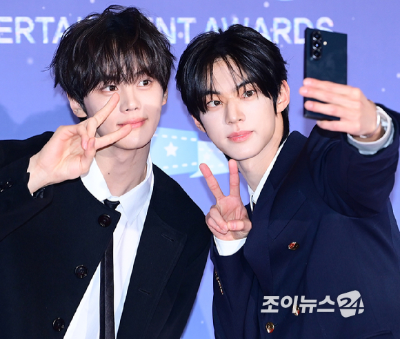 '쇼! 음악중심' 제로베이스원 김규빈과 투어스 도훈이 29일 오후 서울 마포구 MBC 사옥에서 열린 '2025 MBC 방송연예대상' 포토월 행사에 참석하고 있다. [사진=정소희 기자]