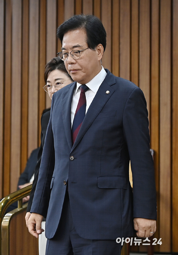 송언석 국민의힘 비상대책위원장 겸 원내대표가 5일 오전 서울 여의도 국회에서 열린 원내대책회의에 참석하고 있다. [사진=곽영래 기자]