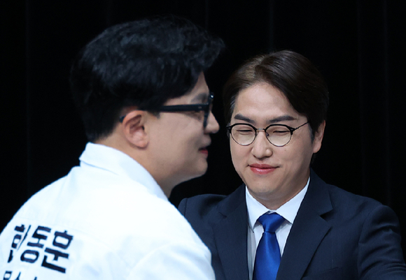 28일 오후 부산 동구 부산 MBC에서 열린 북갑 보궐선거 후보자 토론회에서 더불어민주당 하정우(왼쪽부터), 무소속 한동훈, 국민의힘 박민식 후보가 토론에 앞서 손을 맞잡고 있다. 2026.5.28 [사진=연합뉴스]