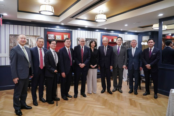 류진 한경협 회장, 루벤스타인 칼라일 그룹 회장을 비롯한 경제사절단이 25일(현지시간) 워싱턴 D.C. 윌러드 호텔에서 열리는 '한미 비즈니스 라운드테이블:제조업 르네상스 파트너십'에 앞서 기념촬영을 하고 있다. 사진 왼쪽부터 구자은 LS 회장, 김상현 롯데 부회장, 이재현 CJ회장, 허태수 GS 회장, 루벤스타인 칼라일그룹 회장, 최수연 네이버 대표, 류진 한경협 회장, 이재용 삼성전자 회장, 정의선 현대차 회장, 최윤범 고려아연 회장. [사진=한경협]