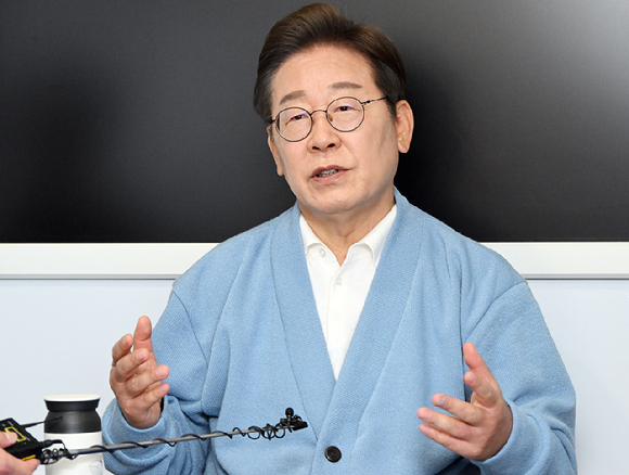 더불어민주당 이재명 대선 후보가 15일 경남 하동군 화개장터를 방문, 대형버스 안에 마련된 방송스튜디오에서 유튜브 라이브 방송을 마친 후 취재진과 인터뷰하고 있다. 2025.5.15 [공동취재] [사진=연합뉴스]