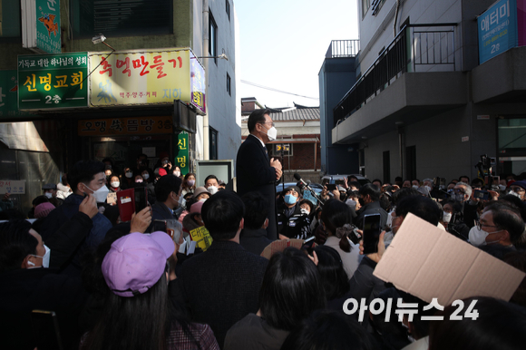 이재명 더불어민주당 대선 후보가 8일 오후 서울 강서구 방화동 방신전통시장 고객지원센터에서 열린 전국자영업자·소상공인단체 대표단 긴급간담회에 앞서 유권자들에게 지지를 호소하고 있다. [사진=국회사진취재단]