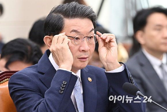 이억원 금융위원장이 20일 서울 여의도 국회 정무위원회에서 열린 금융위원회 등에 대한 국정감사에서 안경을 고쳐쓰고 있다. [사진=곽영래 기자]