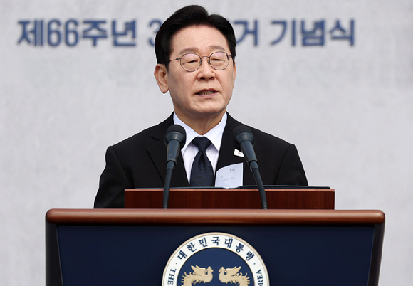 이재명 대통령이 15일 경남 창원시 마산회원구 국립 3&middot;15 민주 묘지에서 열린 제66주년 3&middot;15의거 기념식에서 기념사를 하고 있다. 2026.3.15 [청와대통신사진기자단] [사진=연합뉴스]
