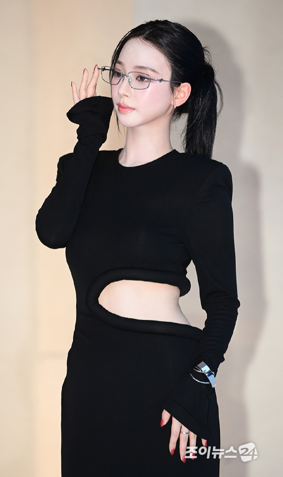 그룹 에스파 카리나가 3일 오후 서울 성동구 하우스 노웨어 서울에서 열린 아이아이컴바인드 신사옥 하우스 노웨어 서울 오픈 기념 포토콜에 참석하고 있다. [사진=정소희 기자]