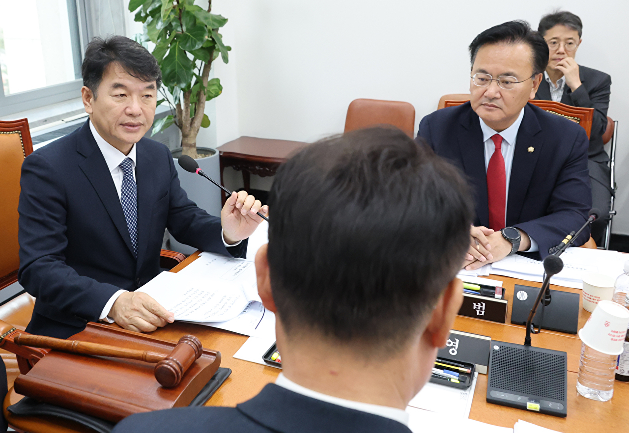 26일 서울 여의도 국회에서 열린 국회운영위원회 국회운영개선소위원회에 더불어민주당 원내운영수석부대표를 맡고 있는 문진석 위원장과 국민의힘 유상범 원내운영수석부대표가 참석해 있다. 2025.11.26 [사진=연합뉴스]