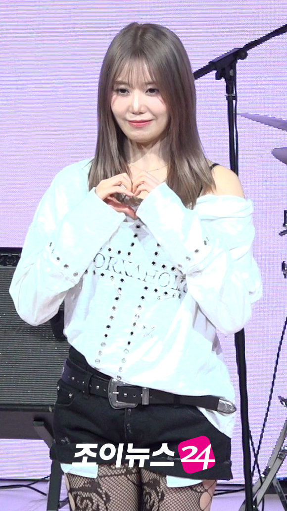 밴드 레이턴시 하은이 지난 18일 오후 서울 마포구 상암동 쇼킹케이팝센터에서 열린 레이턴시(LATENCY) 첫 미니앨범 '레이트 오'클락'(LATE O'CLOCK) 쇼케이스에서 포즈를 취하고 있다. [사진=문수지 기자]