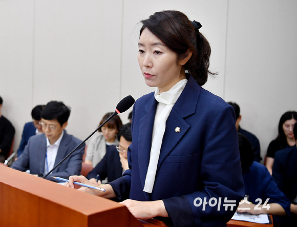 강선우 여성가족부 장관 후보자가 14일 서울 여의도 국회 여성가족위원회에서 열린 인사청문회에서 모두발언을 하고 있다. [사진=곽영래 기자]