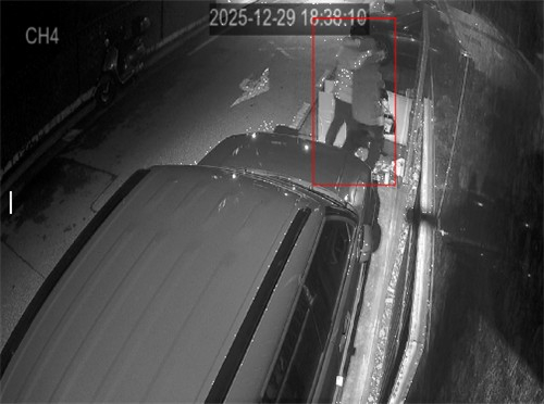 피해자를 끌고 골목으로 들어가는 강도 [사진=송파경찰서]