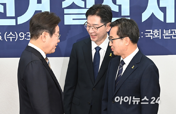 더불어민주당 대선후보 경선 주자인 이재명 전 대표(왼쪽부터), 김경수 전 경남지사, 김동연 경기지사가 16일 서울 여의도 국회에서 열린 공명선거 실천 서약식을 마친 뒤 대화를 하고 있다. [사진=곽영래 기자]
