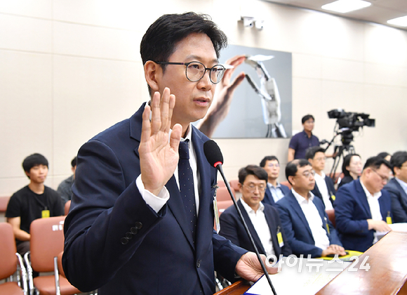 배경훈 과학기술정보통신부 장관 후보자가 14일 서울 여의도 국회에서 열린 과학기술정보방송통신위원회 인사청문회에서 선서를 하고 있다. [사진=곽영래 기자]