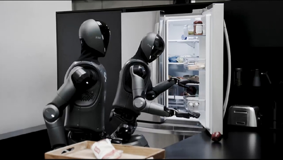 피규어AI 관계자가 '피규어02'들에게 식재료들을 꺼내 보여주며 잘 보관해두라고 지시하고 있다. [사진=링크드인 계정 Brett Adcock]