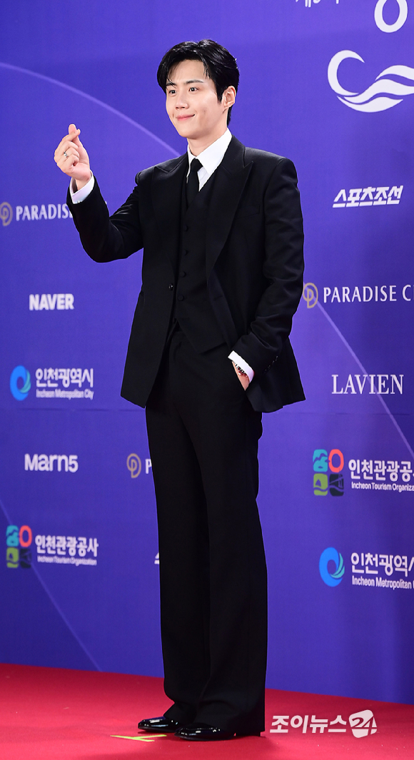 '이 사랑 통역 되나요?' 배우 김선호가&nbsp;31일 오후&nbsp;인천시 영종구 운서동 파라다이스시티에서 열린&nbsp;제5회 청룡시리즈어워즈&nbsp;레드카펫 행사에 참석하고 있다. [사진=정소희 기자]