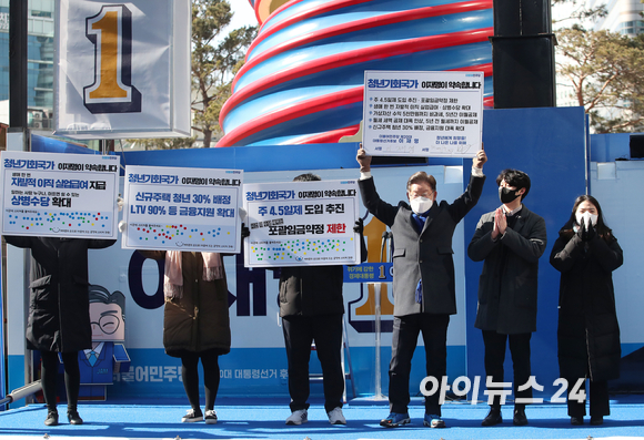 이재명 더불어민주당 대선 후보가 17일 오후 서울 중구 청계광장에서 열린 '다시 광화문에서' 거리유세에서 청년기회국가 대국민 서약서를 들고 있다. [사진=국회사진취재단]