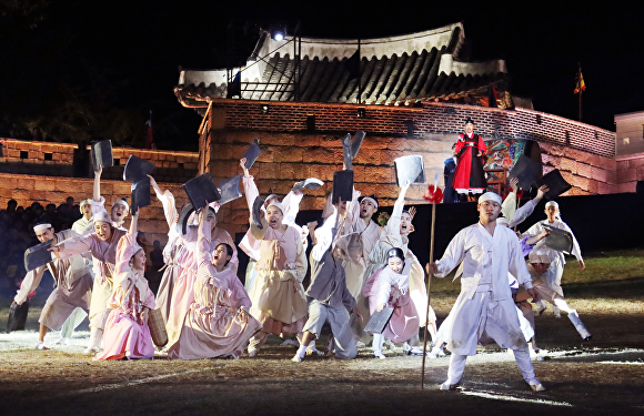 부산광역시 동래구의 동래읍성역사축제 중 ‘동래성 전투재현’ 장면. [사진=부산광역시 동래구]