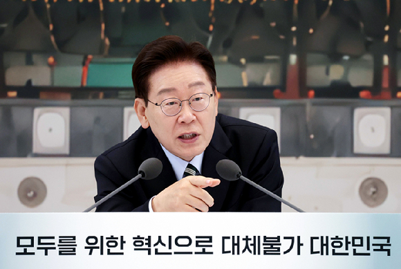 이재명 대통령이 16일 청와대 영빈관에서 열린 부처 업무보고에서 참석 기관장에게 질문하고 있다. 2026.7.16 [청와대통신사진기자단] [사진=연합뉴스]