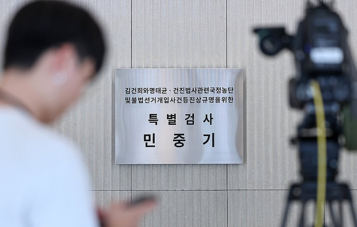 윤석열 전 대통령 부인 김건희 여사 관련 의혹을 수사하는 민중기 특별검사가 지난 6월 20일 서울 서초구 서초동에 마련된 임시 사무실로 출근하고 있다. 2025.6.20 [사진=연합뉴스]