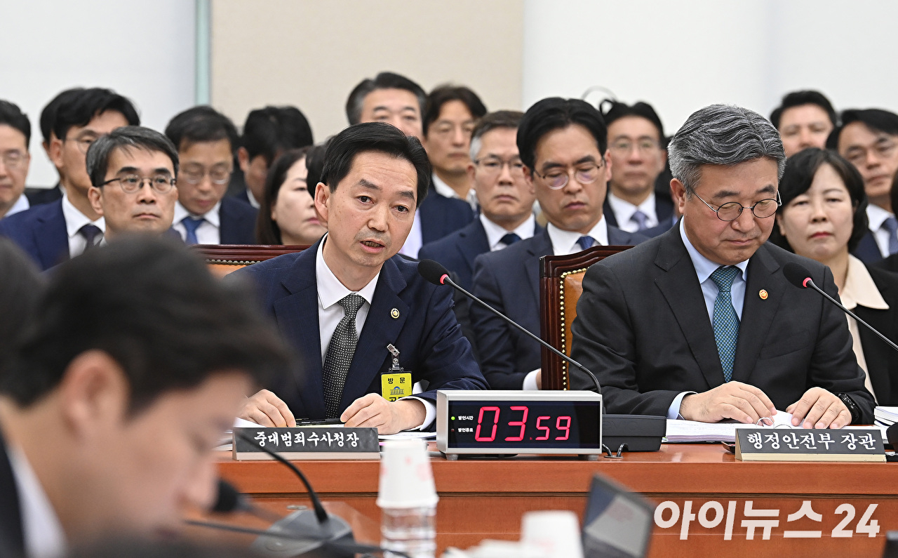 김지용 중대범죄수사청장이 26일 국회 행정안전위원회에서 열린 행정안전부, 중앙선거관리위원회 등에 대한 국정감사에서 질의에 답변하고 있다. [사진=곽영래 기자]