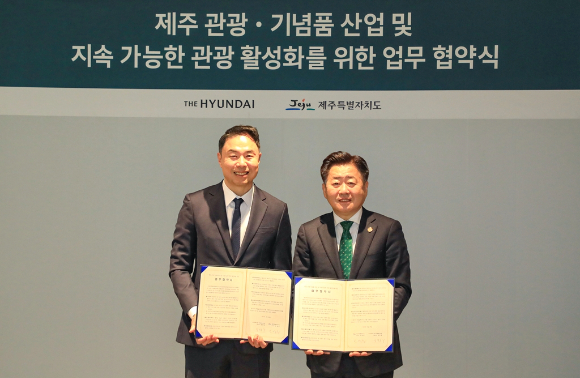 28일 서울 영등포구 더현대 서울에서 정지영 현대백화점 사장(왼쪽)이 오영훈 제조도지사와 '제주 관광&middot;기념품 산업 및 지속 가능한 관광 활성화'를 위한 업무협약 체결 후 기념사진을 찍고 있다. [사진=현대백화점]