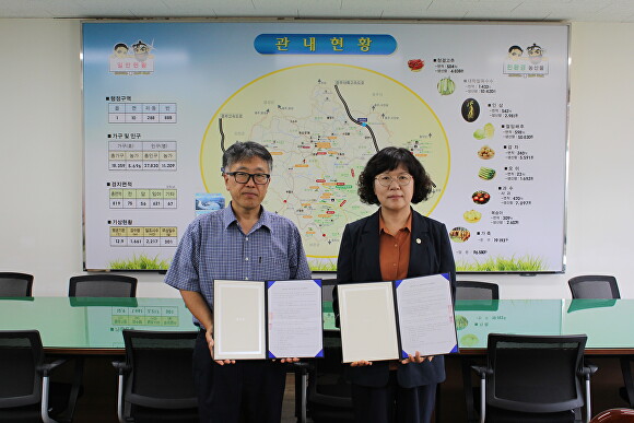 괴산군은 지난 5일 농업기술센터에서 임꺽정푸드와 ‘잡곡 삼색빵’에 관한 군유 특허 기술 통상실시권 실시 재계약을 맺었다. [사진=괴산군]