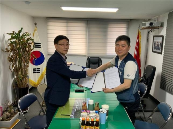 김광석 택배노조 위원장(오른쪽)과 서성길 롯데택배전국대리점연합회 회장. [사진=택배노조]