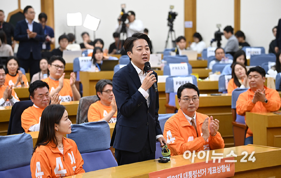 이준석 개혁신당 대선후보가 3일 서울 여의도 국회 의원회관에 마련된 제21대 대통령선거 개표상황실을 방문해 입장을 밝히고 있다. [사진=곽영래 기자]