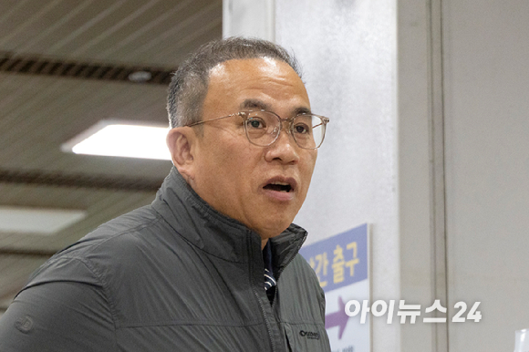 21일 서울 서초구 서울중앙지방법원에서 여론조사 무상 제공 의혹을 받는 명태균 씨가 공판 출석하고 있다. 2026.04.21 [사진=사진공동취재단]