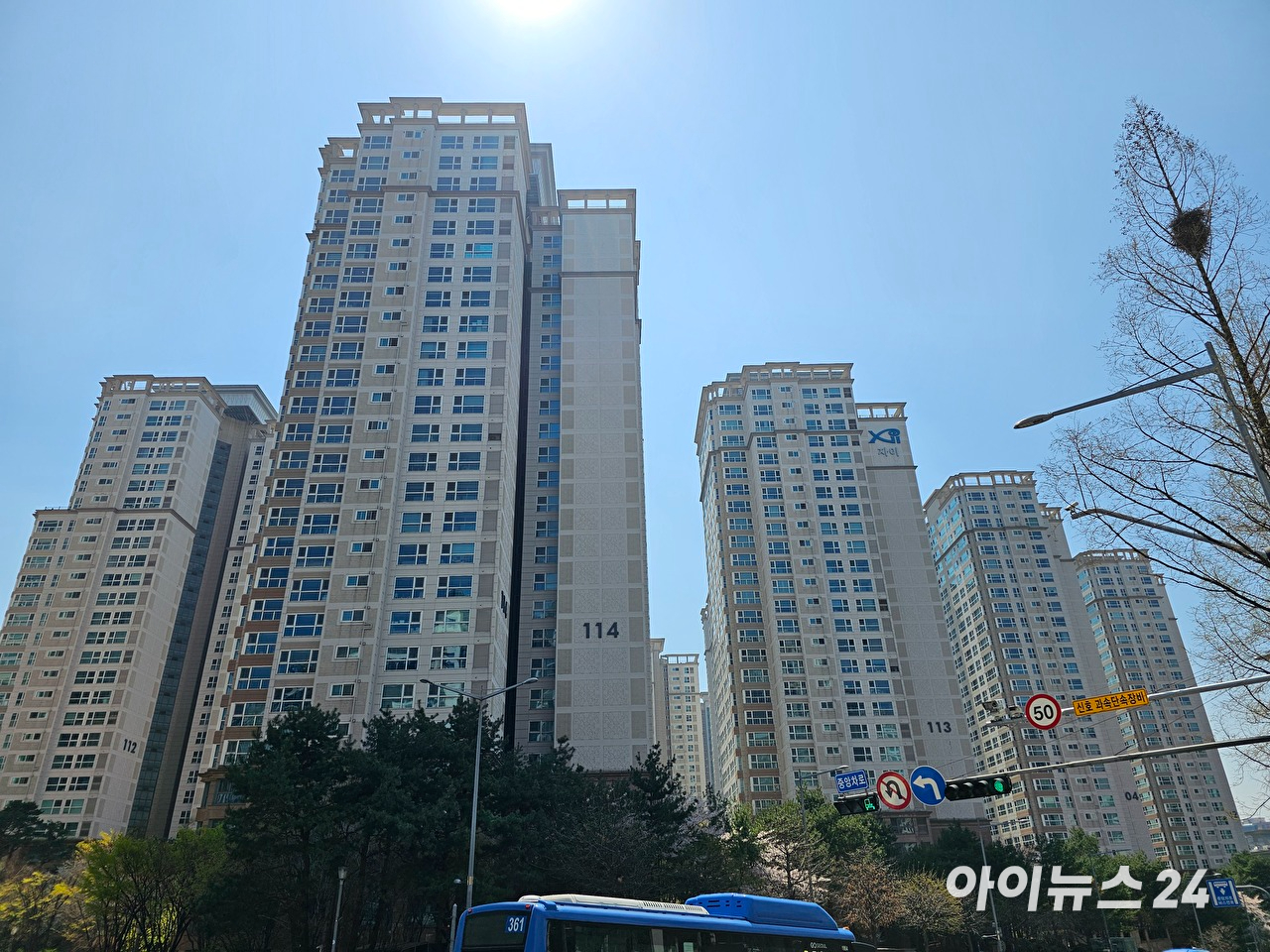 서울 서초구 반포동 반포자이 아파트 전경. 정부의 세제개편안 발표 이후 강남권 고가주택을 중심으로 비슷한 가격대의 아파트를 서로 맞바꾸는 교환거래가 절세 방안으로 주목받고 있다. [사진=김민지 기자]
