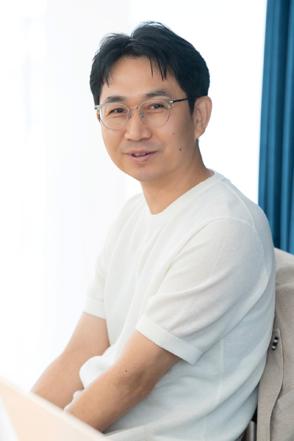 이승영 감독이 30일 서울 모처에서 진행된 SBS 금토드라마 '김부장' 종영 기념 인터뷰에서 포즈를 취하고 있다. [사진=SBS]