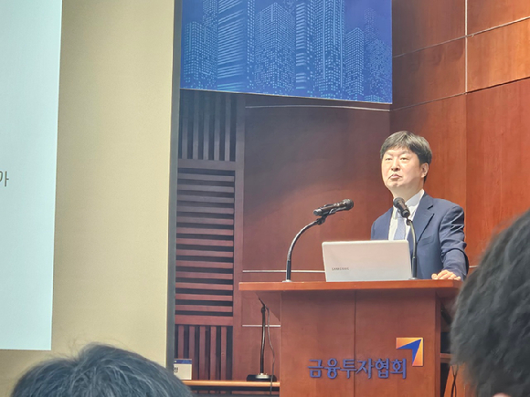 김우진 서울대학교 교수가 12일 '자본시장 선진화를 위한 기업지배구조' 정책세미나에 참석해 발표하고 있다. [사진=황태규 기자]