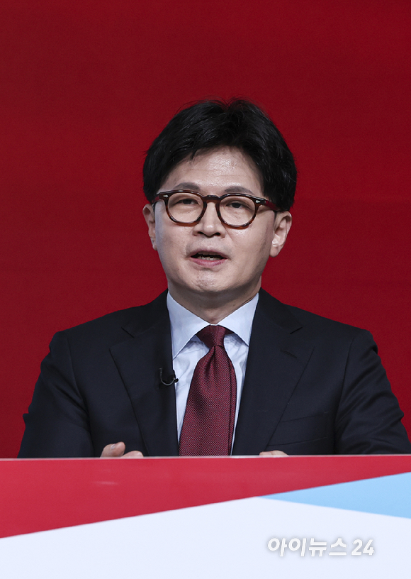 국민의힘 한동훈 대선 경선 후보가 20일 서울 강서구 ASSA아트홀에서 열린 국민의힘 대선 후보자 1차 경선 B조 조별 토론회에서 MBTI 자기소개를 하고 있다. [사진=국회사진취재단]