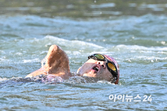 김황태가 2일(현지시간) 프랑스 파리 알렉상드로 3세 다리 인근에서 열린 2024 파리 패럴림픽 남자 트라이애슬론(철인 3종) PTS3 등급 경기에서 역영을 하고 있다. [사진=사진공동취재단]