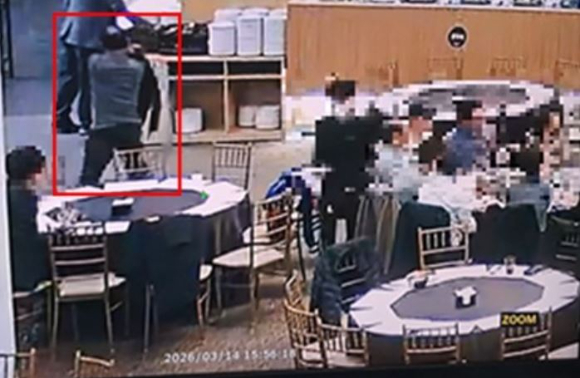 예식장 하객을 상대로 상습 절도 행각을 벌인 60대 남성 A씨가 지난달 한 예식장에서 절도 행각을 벌인 뒤 자리를 뜨는 모습. [사진=서울 영등포경찰서]