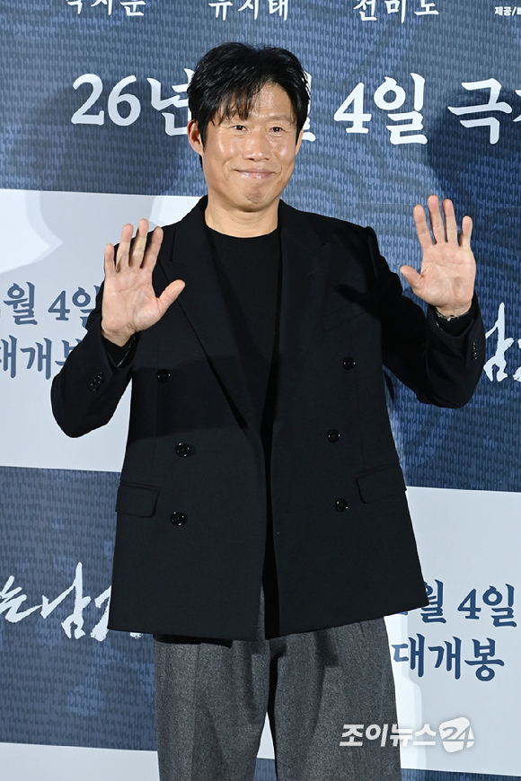 배우 유해진이 19일 오전 서울 용산구 CGV용산아이파크몰점에서 열린 영화 '왕과 사는 남자'(감독 장항준) 제작보고회에 참석해 포즈를 취하고 있다. [사진=문수지 기자]