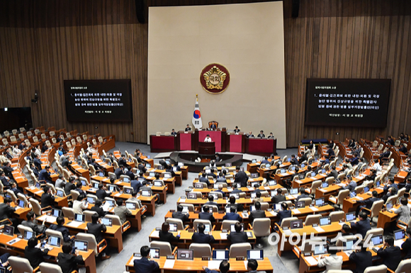 서영교 법제사법위원장이 20일 서울 여의도 국회에서 열린 본회의에서 윤석열&middot;김건희에 의한 내란&middot;외환 및 국정농단 행위의 진상규명을 위한 특별검사 임명 등에 관한 법률 일부개정법률안(대안)에 대한 제안 설명을 하고 있다. [사진=곽영래 기자]