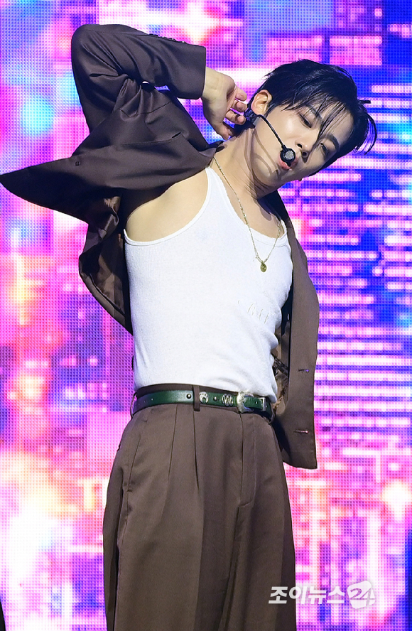 그룹 위아이 김요한이 29일 오후 서울 광진구 예스24라이브홀에서 열린 위아이(WEi) 여덟 번째 미니앨범 '원더랜드' 발매 기념 쇼케이스에 참석해 타이틀곡 '홈' 무대를 선보이고 있다. [사진=정소희 기자]