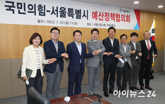 권성동 국민의힘 당대표 직무대행 겸 원내대표(왼쪽에서 네 번째)가 22일 서울시청에서 열린 국민의힘-서울시 예산정책협의회에 앞서 오세훈 서울시장과 기념사진을 찍고 있다. [사진=국회사진취재단]